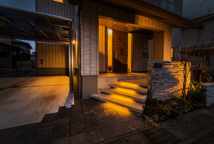 階段も安全かつ美しく アプローチの照明が魅力的な施工例