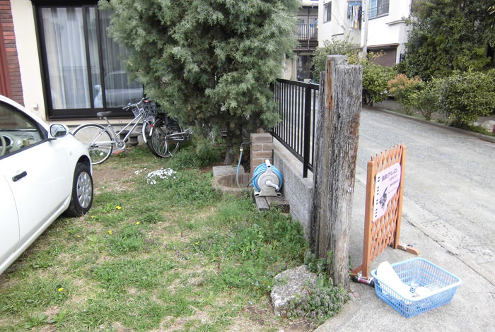 施主様のお話では、リフォーム前は近所の犬の散歩コースになってしまっていたようです。施主様のお悩み、ご要望を
十分に聞き取り、職人達と力を合わせた結果、建物と調和の取れた素敵なドッグガーデンが誕生しました。 furuya02-14