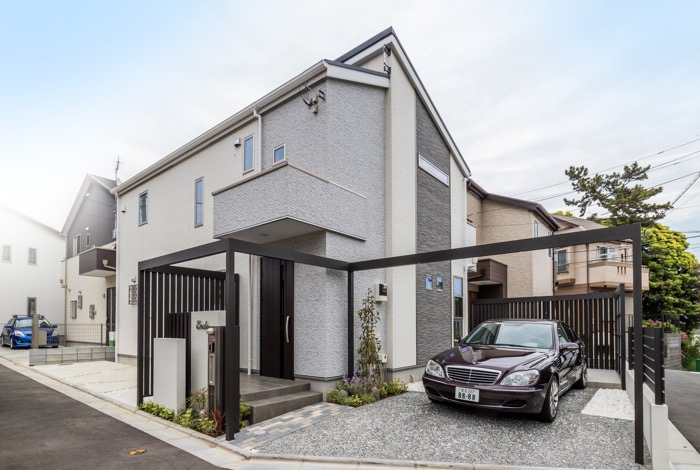 スクエアの外観が特徴的な遠藤様邸。お住まいとマッチするよう、ファサードも直線をイメージしデザインしました。一番の特徴は、広々とした駐車場と玄関周りを結ぶ、汎用材で造作したゲートです。汎用材の柱の根元には植栽も取り入れ、金物とナチュラルテイストが融合した、都会的な前庭になりました。 garden-reform-endou001