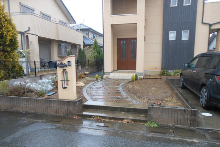 施工前のお庭は土もむき出しでデザインウォールも道路境界線付近にポツンと立っているだけで、なんとも寂しい印象でした。施工後も同じオープンエクステリアですが、雰囲気はガラリと変わりましたね。 garden-reform-hanyu015