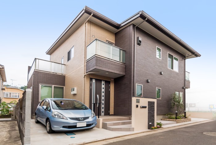 念願のマイホームを建てられた林様。ご新居に見合うお庭を作るべくお打ち合わせを重ね、ご満足いただけるオープンエクステリアが完成しました。使い勝手はもちろんのこと、ご新居と融合するかのような一体感のある美しいお庭をデザインしました。 garden-reform-hayashi001