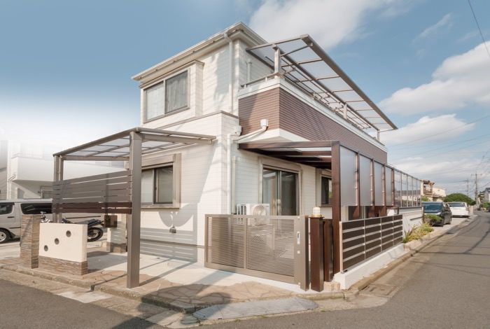 敷地は2方向が道路に面しているため、お住いの側面は汎用材とフェンスでしっかり覆いプライベートな空間を十分に確保しました。鍵付きの引き戸も完備してあり、宝物のバイクの保管やメンテナンスの場としても活躍できます。 garden-reform-k002