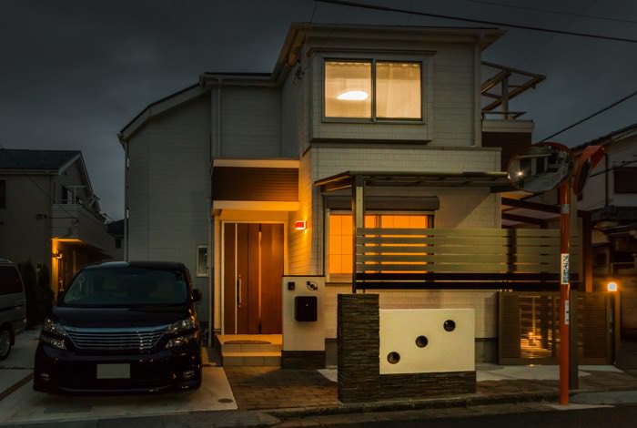 夜になると二枚の白い門袖壁がお住いから届く暖色系の光を浴びて、ささやかなフォーカルポイントとなります。門側にも設置した窓前の横桟フェンスは、夜になって真価を発揮します。 garden-reform-k010
