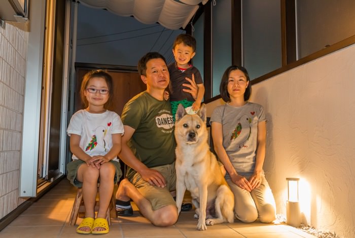 ご家族揃ってお庭で記念撮影。引き戸に鍵をかければワンちゃんも自由にお庭を楽しめますね。 garden-reform-k012