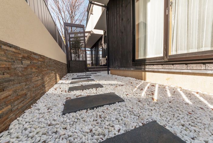 お住まいの脇には飛び石状に敷き並べた自然石平板が。リズミカルにメインスペースへと導いてくれます。
garden-reform-kitani003