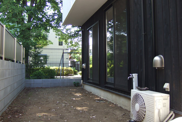 目の前のアパートと奥側の公園を一挙に隠し、かつデザイン性・利便性あふれる魅力的な中庭になりました。
garden-reform-kitani017
