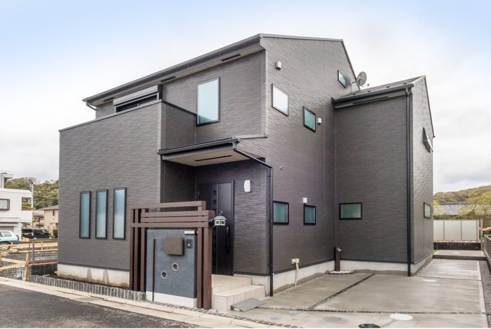 新築の黒い外壁が素敵な内藤様邸。生活動線も意識しながら道路境界線に近い玄関のプライバシー性をアップさせるため、デザインウォールと木目調の汎用材を組み合わせて素敵なアイストップを造作しました。建物から逆算した造作物で必要部分のみカバーすることで、使い勝手と美しさを兼ね備えたセミクローズガーデンの完成です。 garden-reform-naitou001