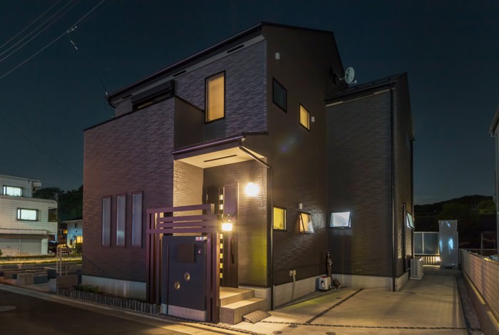 夜になり辺りが静寂に包まれると、家の持つ雰囲気もまた違った一面を見せてくれます。汎用材の横に取り付けたライトは、既存の門灯の光と同じ暖色系の色をチョイスしたので、うまく統一感が出ていますね。 garden-reform-naitou009