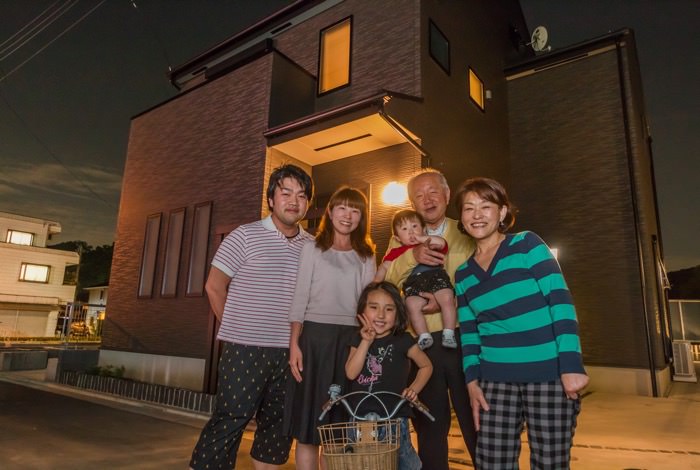 ご新築の前で、ご家族みなさま笑顔で記念撮影。三世代に渡る幸せな生活がこれから始まります。 garden-reform-naitou011
