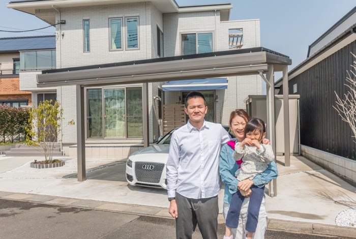 お子様を抱いて仲良く記念撮影。お庭のメモリアルアイテムとともに、ずっと大事にしていきたい1枚ですね。 garden-reform-oda009