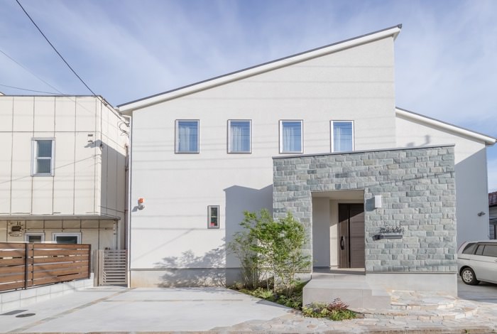 斜めのラインが印象的な岡田様邸。お住いの外観からイメージを逆算し、前庭も斜めのラインを用いたデザインにしました。使用したマテリアルのカラーは自然に近い色味に抑え、落ち着いたシンプルモダンのファサードになりました。 garden-reform-okada001
