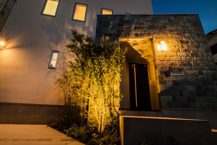 夜になり、シンボルツリーが足元から照らしあげられることで自然の芸術が建物の壁面に映り出されました。ライトの角度を計算するだけで、昼には見ることのできない美しいアクセントを作り出せます。 garden-reform-okada009