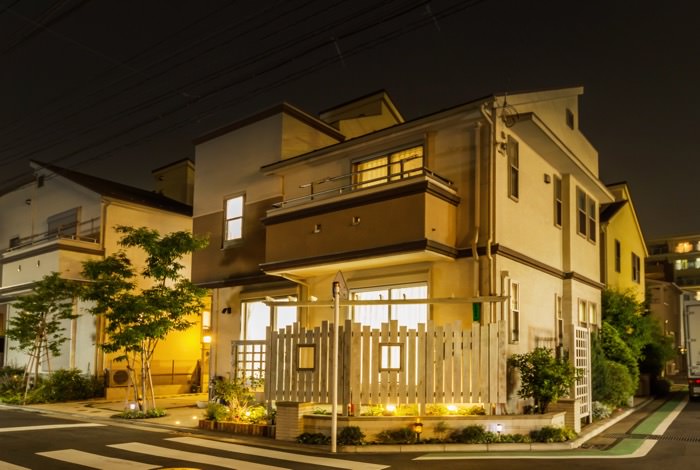 夜のとばりが下りると、暖かな色で包まれたお庭は新な魅力がプラスされます。足元を中心に配置したライトが下から優しく空間を演出し、安らぎと安心感をもたらしてくれますね。ウッドフェンス奥に取り付けたライトの光がフェンスの隙間から見え隠れし、木漏れ日のように優しく照らします。 garden-reform-oota009