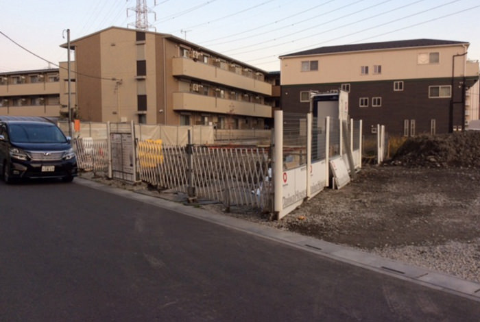 今回のような変形地では、外見の美しさと生活動線の確保の両立は容易では無い場合もあります。今回は施主様と幾度にもわたる打ち合わせを設けさせてもらい、施主様・デザイナーともに納得できるお庭が完成しました。 garden-reform-takegawa012