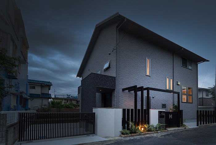 夜のお庭を彩るライトたちは、外部コンセントから電気を供給し照度センサーつきタイマーを取り付けてあるので、点け忘れ・消し忘れの心配はありません。 hirano01-13