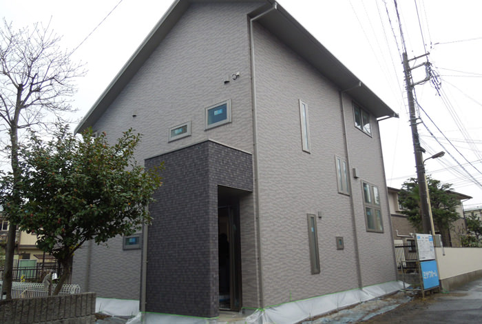 壁や角柱で仕切らないと、こんなにも道路を近くに感じてしまいます。シンプルさのみを追求していたら、エントランスと玄関は直線で結ばれ、プライバシーは皆無だったかも知れません。 hirano01-16