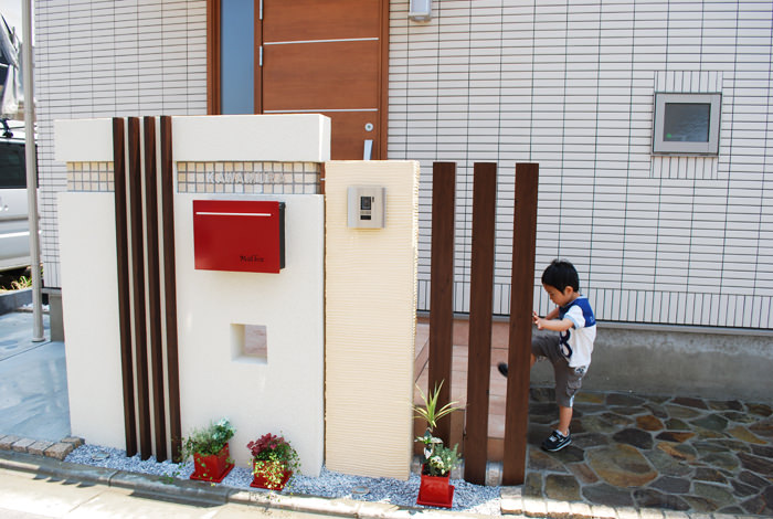 コンパクトにまとめたデザインウォールに可愛らしいアイテムを添えて 川村様邸