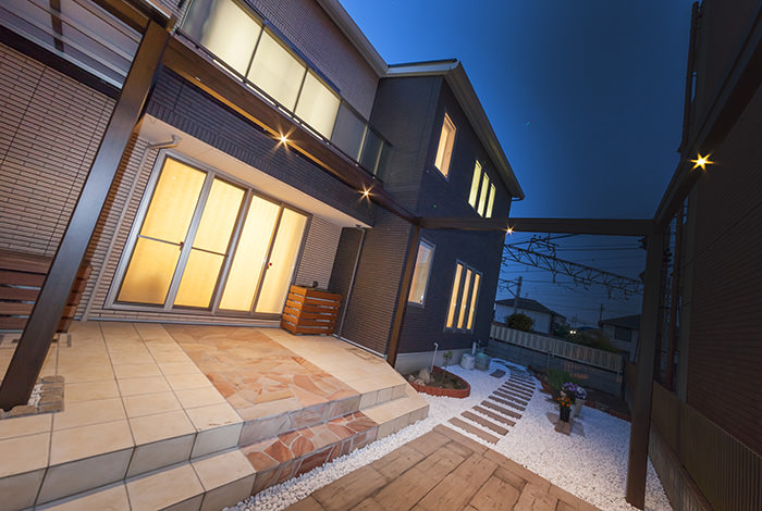 夜になれば空を走る梁から光がお庭を優しく包みます。LEDダウンライトが照らし出すナイトガーデンはまさにギャラリーのよう。
kodera01-11