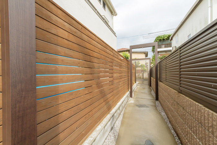 旗竿地の敷地形状を活かすため、距離の長いアプローチを色々な素材で彩ってみました。
《新築エクステリア工事写真集》-近藤様邸--03