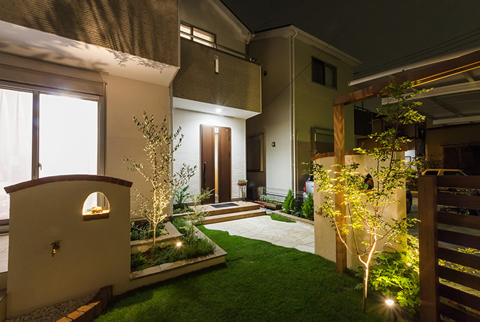 2段重ねの花壇から生える木は、下からライトアップさせると影をお住まいに向けて作ります。家の白い壁がキャンバスとなり、夜ならではの自然のアートを演出してくれます。
kouno01-17