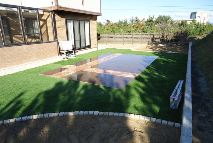 広大な敷地を人工芝でカバーしたメンテナンスフリーなガーデンスペースへ 三浦様邸 広大な敷地を人工芝でカバーしたメンテナンスフリーなガーデンスペースへ 三浦様邸