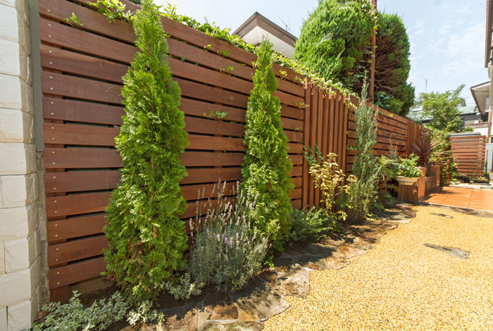 ウッドフェンスで囲われた純和風ガーデン 茂呂様邸