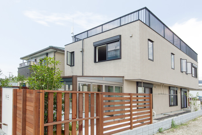 ガーデニングがご趣味のお施主様ですが、リガーデン前は道路から丸見えの状態だった為に庭いじりをしている姿を見られるのが少しストレスだったようです。土の面を計画的に区切り、壁とフェンスでしっかりとガードされたお庭では以前の様な悩みは感じませんね。 《ガーデンリフォーム工事写真集》-野國様邸-10