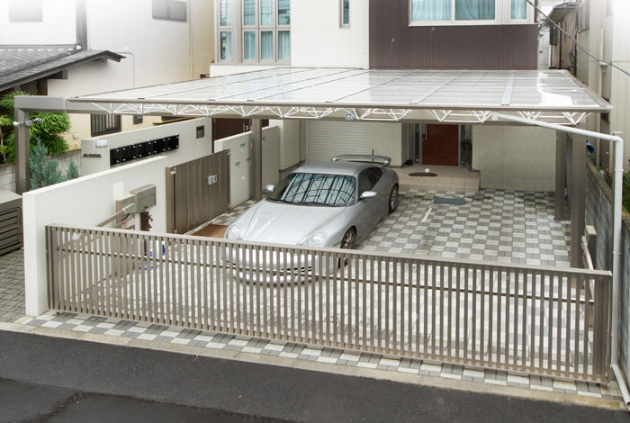 お住まいはもちろん床面もすでに出来ていたので、既存物から逆算し、この形状になりました。白とダークグレーの市松模様のインターロッキングブロックとの相性もばっちりです。
《ガーデンリフォーム工事写真集》-能見様邸-11