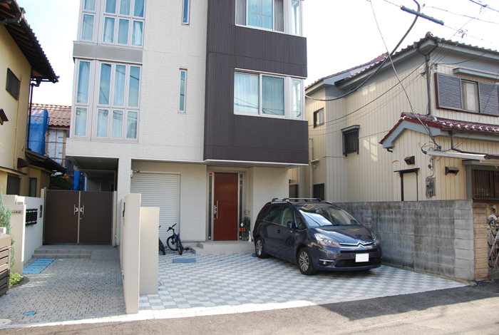 2世帯住宅なので、エクステリアもぶつ切りにせず、梁を長くして全体の調和を図りました。これしかないというアーバンクローズのお庭です。 《ガーデンリフォーム工事写真集》-能見様邸-14