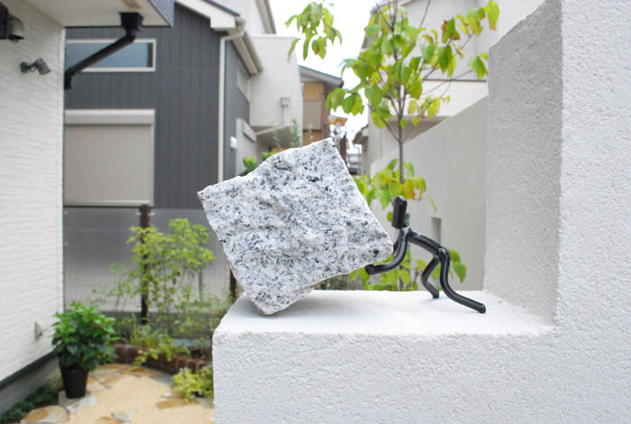 こちらはピンコロマンという商品で、ピンコロ石専用のアクセサリーです。細い体でピンコロを持ち上げる頑張り屋です。 《新築エクステリア工事写真集》-尾花様邸-10