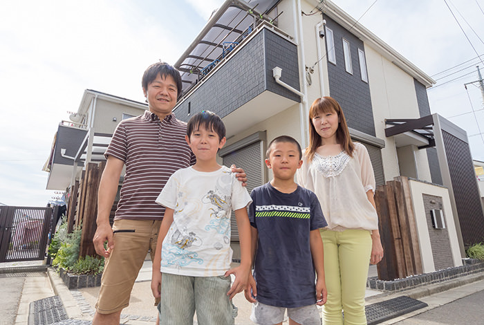 主庭部分はオープンなので、外で遊ぶには持って来いの空間です。土を計画的に区切ってあるので、汚れの心配もなく水遊びもできます。
saito05-09