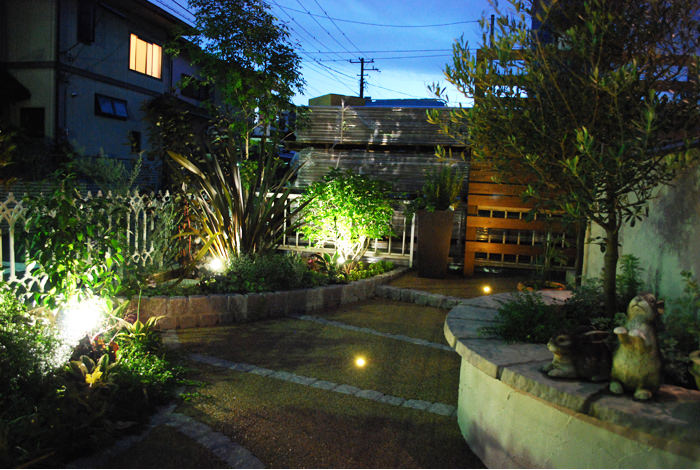 夜になるとまた一段と雰囲気が良くなります。木々を照らすスポットライトに足下を優しく彩るフットライト。蛍でも飛んでいそうな幻想的な風景です。
《ガーデンリフォーム工事写真集》-白石様邸-12