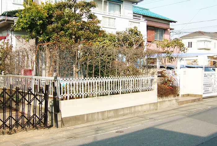 以前は植物が所狭しと生い茂っているという印象でした。まずは植栽の取捨選択をする事で、すっきりとしたお庭にしました。
《ガーデンリフォーム工事写真集》-白石様邸-27
