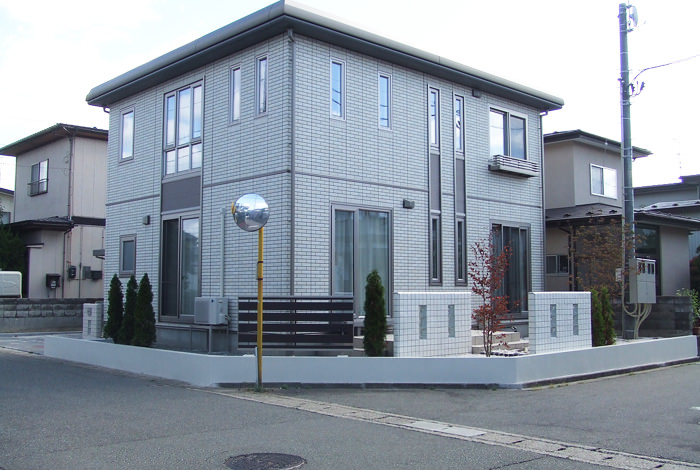 ホワイトを基調にデザインした癒しのセミクローズガーデン 鈴木様邸