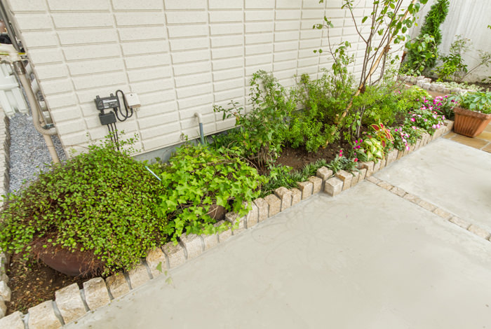 お住まいの側面にはピンコロで縁取った花壇を作りました。電気配線などが見えるので、それらを植栽でカバーする事で自然な目隠しになりました。
《新築エクステリア工事写真集》-舘様邸-06