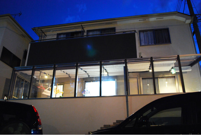 夜になるとガーデンルーム上部に取り付けたライトが効力を発揮します。等間隔に屋根部分に設置してあるので、隅々まで光が届いています。 《ガーデンリフォーム工事写真集》-津久井様邸-12