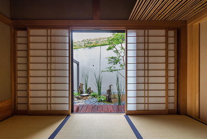 自宅のリフォームの際に本格的な“お茶室”を作られたお施主様より、お茶室が惹き立つようなお庭リフォームのご依頼でした。茶道の伝統的な導線はある程度守りつつ、モダンなアイテムも取り入れ、新しいお庭として生まれ変わりました。
yamaguchi01-01