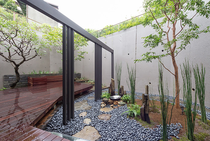 植栽はお施主様がご用意され、植え込みされました。一番目立つのは『オオトクサ』。通常のトクサの3倍くらいはありそうな大きなトクサです。空間の仕切りの役目も果たし、『露地』にもインパクトを与えています。
yamaguchi01-08
