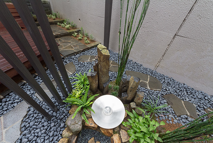 茶道の中でなくてはならないアイテムは『蹲(つくばい)』です。今回はステンレスでできたガーデンパンを『つくばい』として使用しました。ここはお施主様のアイデアで、しっとりとした庭にシルバーが映える、斬新な『つくばい』が誕生しました。
yamaguchi01-11