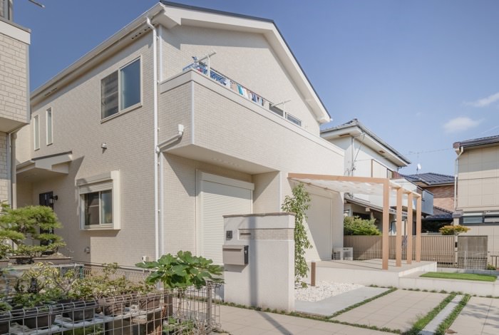 旗竿地を感じさせないほど広いお庭の梶原様邸。構造物はあまり設けず広さを実感できるお庭にデザインし、開放的なオープンエクステリアになりました。自然を感じさせる植栽は手入れしやすいよう最低限にとどめながらも、外で長く過ごしたくなるようなお庭をコンセプトに設計しています。