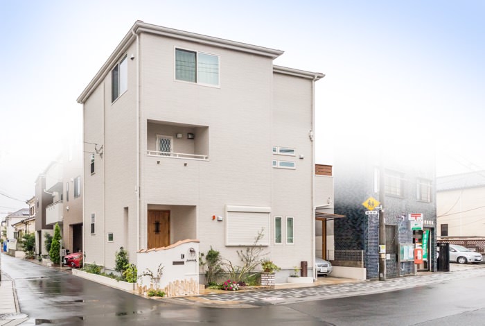 今回のケースのポイントは、道路境界線からお住いまでの距離が近く、また隣に郵便局があるため人の視線に常に晒されてしまう敷地形状です。高い壁で覆ってしまうと圧迫感を感じ、動線も確保しにくくなってしまうので、人の視線をある程度カットするアール状の壁を敷地のコーナーに据え、隣に植栽スペースを設けて人の視線を集めるアイストップの役目を与えました。この二つのアイディアが玄関にプライバシーをもたらしてくれます。
