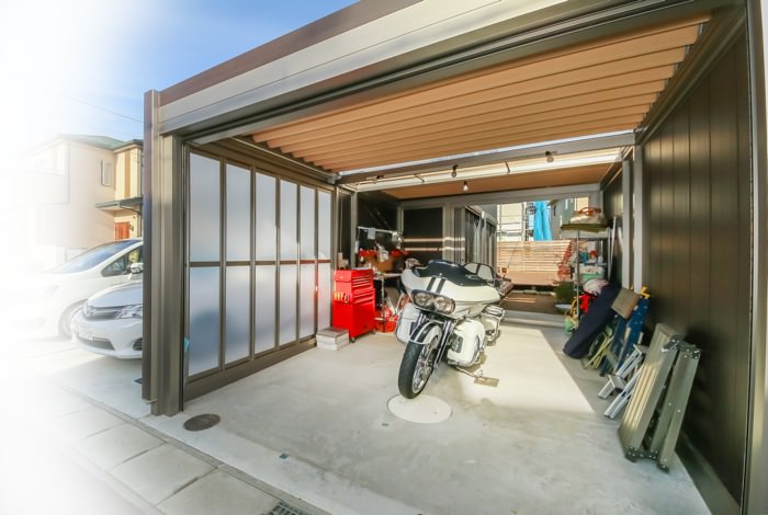愛車を引き立て 機能的なバイクガレージ