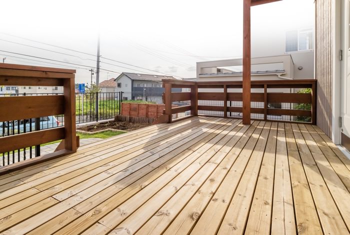 既存のウッドデッキから見る景色にマッチするよう、花壇の奥側には低めのウッドフェンスを取り付けました。道路境界から玄関前までほぼ自然素材で造作し、とても味わいのあるナチュラルモダンのオープンエクステリアになりましたね。