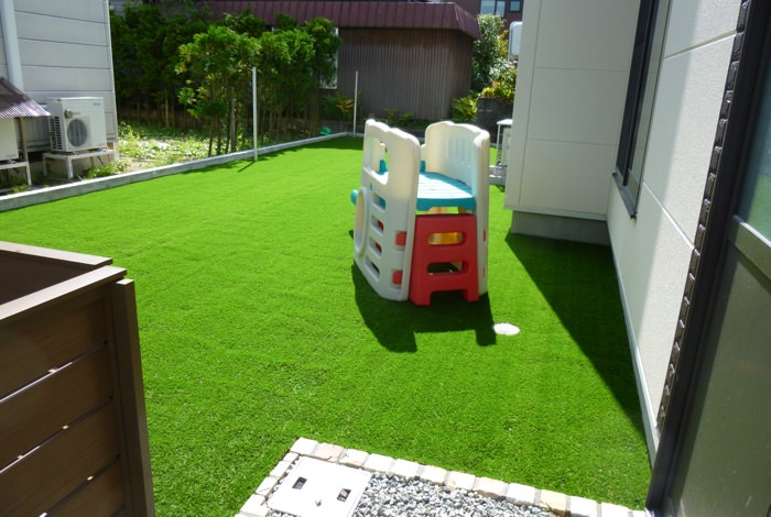 お手入れ簡単 リアルな 人工芝 で一年中緑のじゅうたん