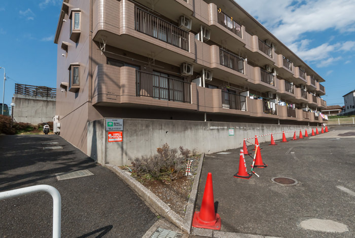 違法駐車対策としてカラーコーンを設置していた場所は花壇へと生まれ変わり、車を勝手に停められることは無くなりました。美しさはもちろん機能面、安全面も飛躍的に向上し、まさにオーナー様、居住者の皆様にとって自慢の「帰ってくる家」へと生まれ変わりました。