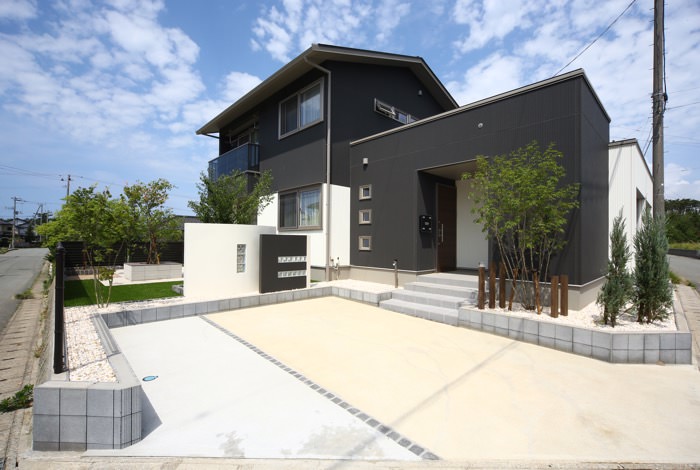 駐車場とアプローチをまとめたシンプルモダン 高木様邸