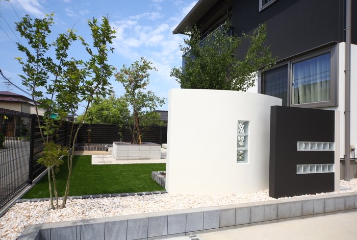 駐車場とアプローチをまとめたシンプルモダン 高木様邸