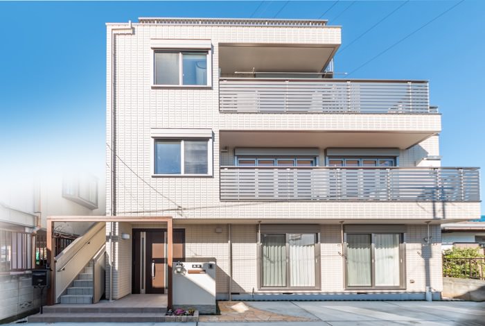 敷地をセットバックして建てた二世帯住宅の高橋様邸。二世帯住宅の門まわりは2つのエントランスを凝縮したスペースなので狭く感じてしまい勝ちですが、ゲートで大きく囲うことで空間を広く思わせる効果をプラスさせました。ポストなどのアイテムもバラけさせることで場所を取らず、それぞれの世帯を認識することも可能な、すっきりとしたエントランスの完成です。