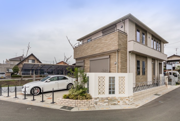 白く美しいデザインウォールが印象的なセミクローズガーデン 松木様邸