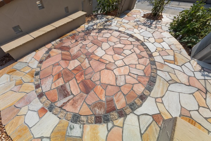 芝の管理から開放されたレンガと自然石のナチュラルガーデン